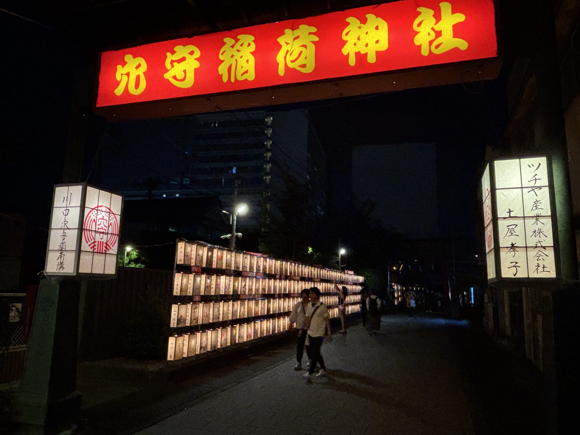 神社西の表参道の行灯の列