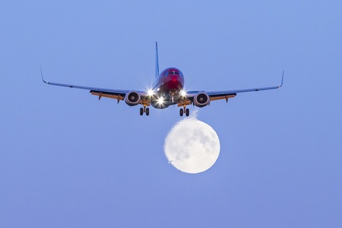 Norwegian 737-800 moon (Lighter) -3096