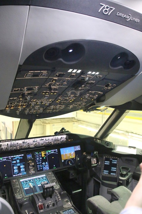 ua b787 cockpit